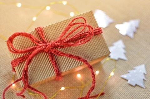 Eine Holzuhr als Weihnachtsgeschenk