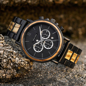Die "Mondfinsternis" ist eine hochwertige Holzarmbanduhr für Herren von Wood o'clock