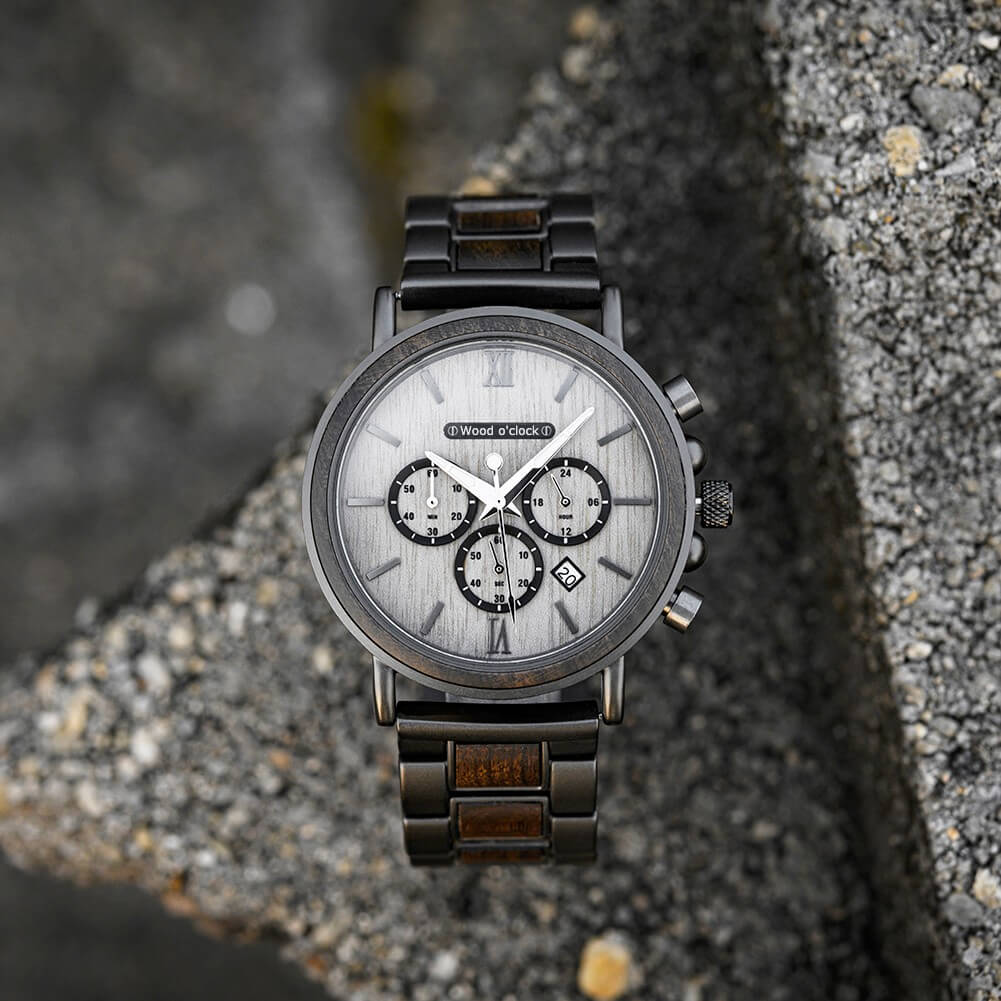 Hochwertiges Saphir-beschichtetes Mineralglas und ein Uhrwerk aus Quarz sind die Eckdaten der Armbanduhr "Mondnacht"