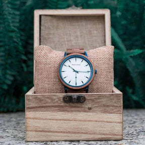 Die Armbanduhr "Sofia" aus Walnussholz wird in einer passenden Holzbox geliefert