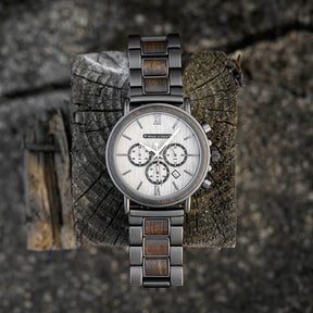 Minimalistisch gehalten und aus nachhaltigem Ebenholz gefertigt - das ist unsere Armbanduhr "Mondnacht"