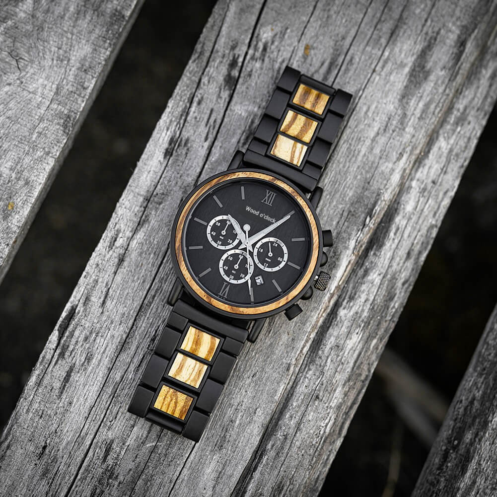Aus edlem Zebranoholz gefertig präsentiert sich die Armbanduhr "Mondfinsternis" als Eyecatcher