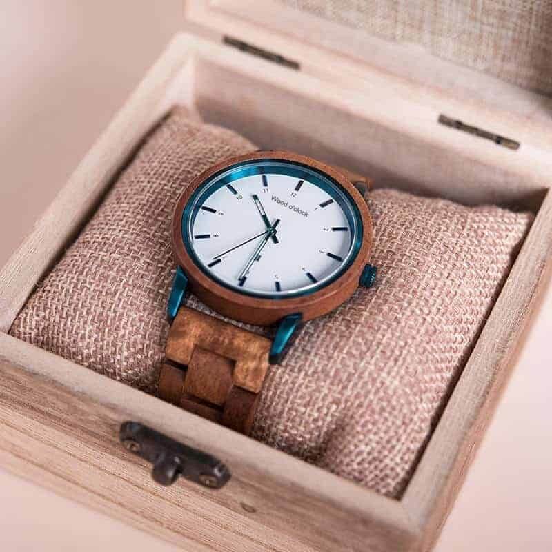 Die Armbanduhr "Sofia" aus Walnussholz wird in einer passenden Holzbox geliefert