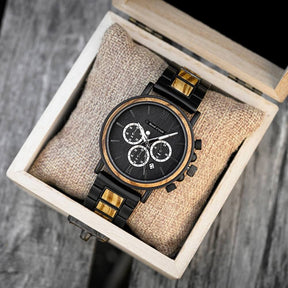 Unsere Armbanduhr "Mondfinsternis" kommt in einer edlen Holzbox zu dir