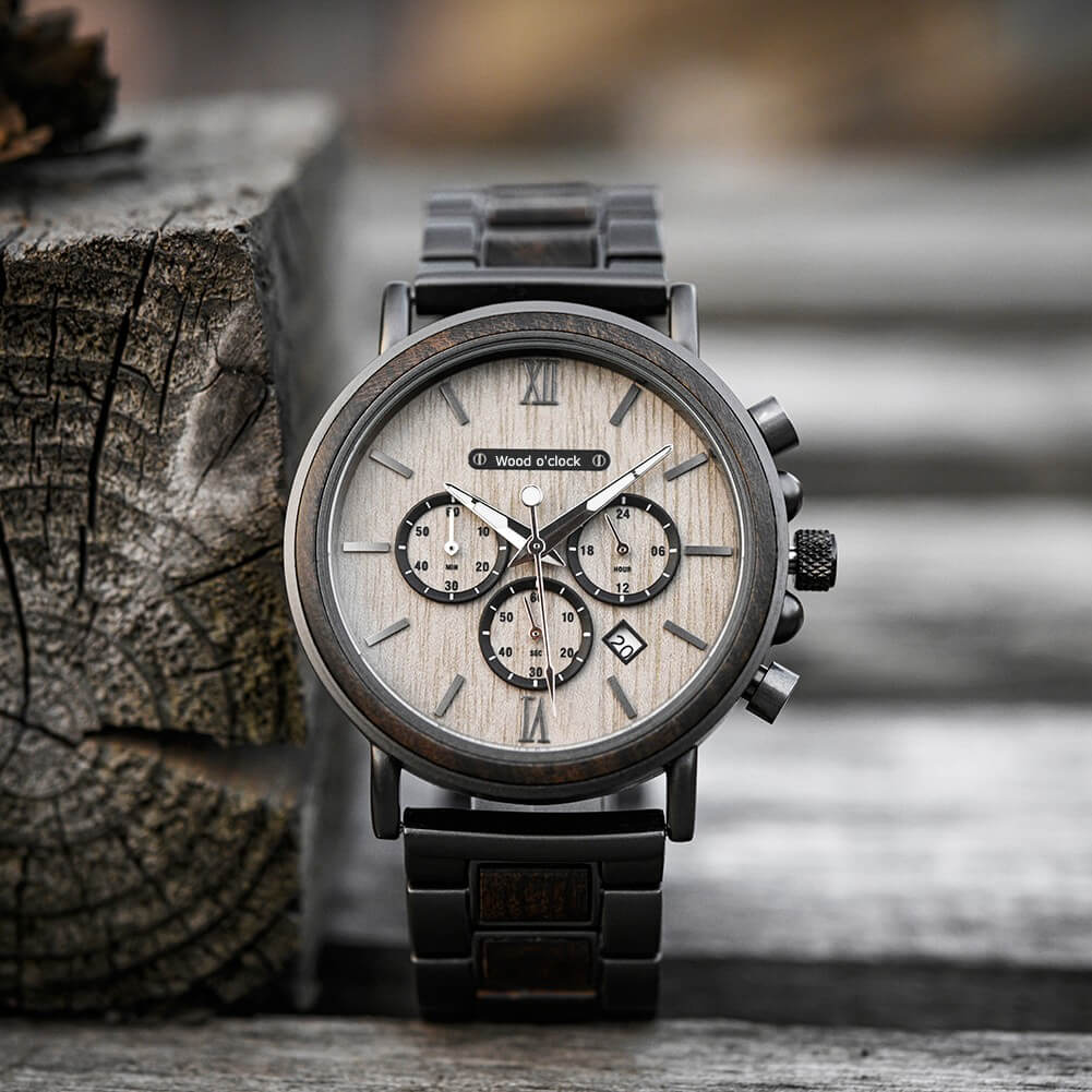 Minimalistisch und aus nachhaltigem Ebenholz folgt die Uhr "Mondnacht" modernsten Trends