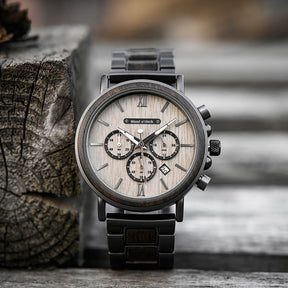 Minimalistisch und aus nachhaltigem Ebenholz folgt die Uhr "Mondnacht" modernsten Trends