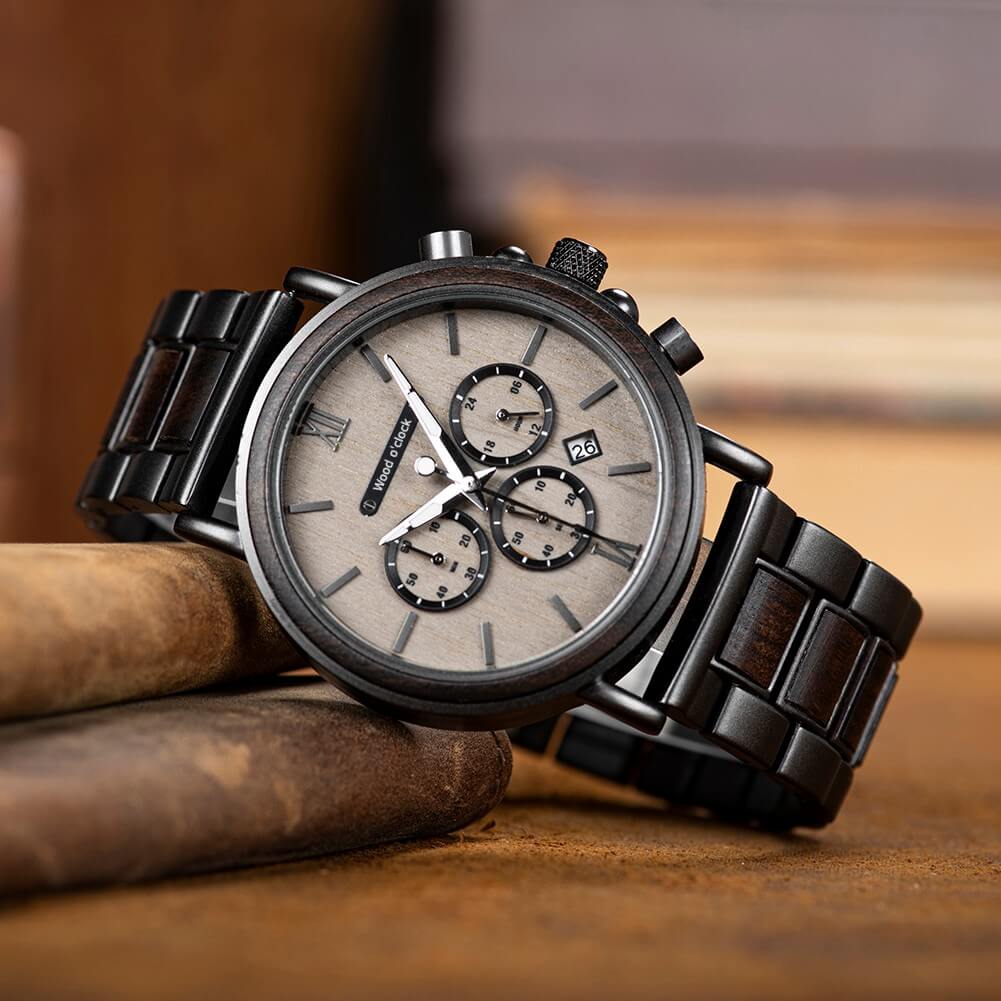 Die aus nachhaltigem Ebenholz gefertigte Armbanduhr "Mondnacht" ist ein optisches Highlight in jeder Situation