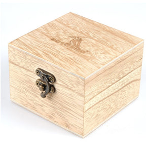 Die Wood o 'clock Holzuhr "Edelholz" wird in einer schönen Holzbox an dich ausgeliefert