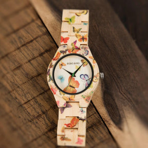 Die Armbanduhr "Schmetterling" aus Holz für Frauen