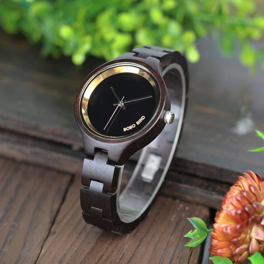 Die Damenarmbanduhr "Feminio" erhälst du auch in einer Variante mit schwarzem Holz