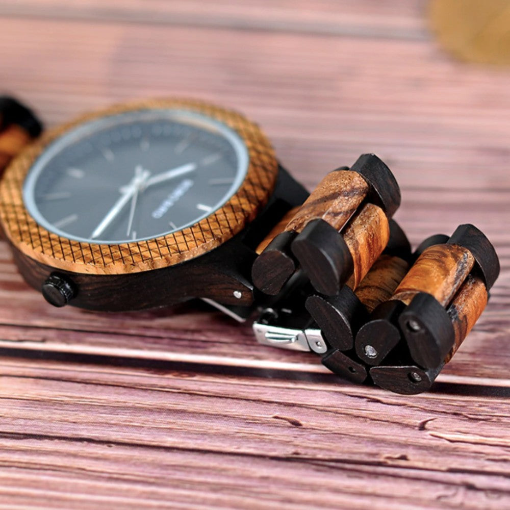 Das wunderschöne Armband der Holzuhr "Blackwood" sieht so aus, als hätte sie die Natur persönlich entworfen. 