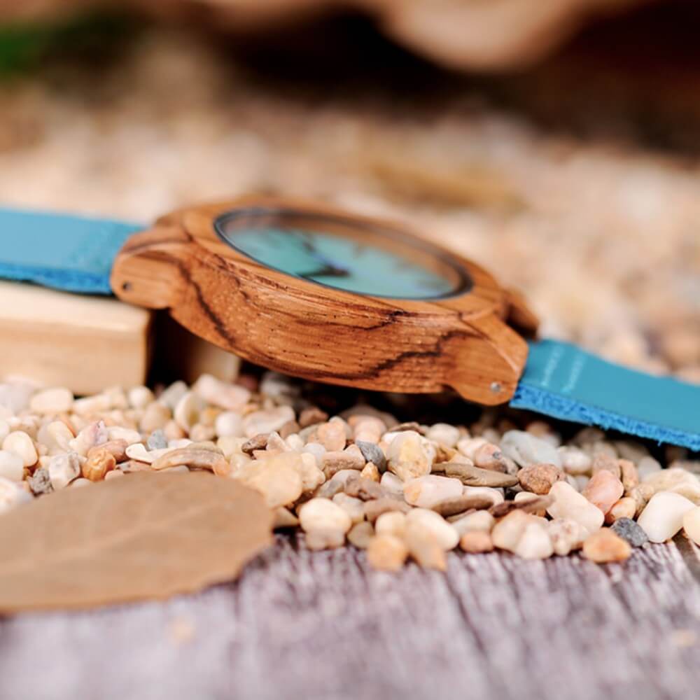 Die Uhr "Odysee" begeistert durch ihr auffälliges Holzdesign in Kombination mit sommerlichen Farben
