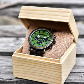 Unsere Armbanduhr "Walddämmerung" kommt in einer edlen Holzbox zu dir