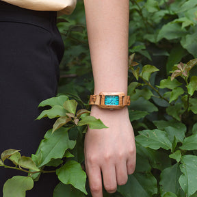 Der Kontrast zwischen blauem Ziffernblatt und dem Holz des Armbands ist das Highlight der Uhr "Olive"