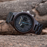 Die Armbanduhr Alpendämmerung besticht durch ihre edlen und dunklen Farbtöne