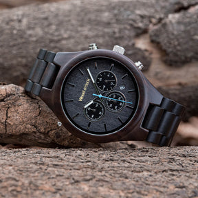 Die Armbanduhr Alpendämmerung besticht durch ihre edlen und dunklen Farbtöne