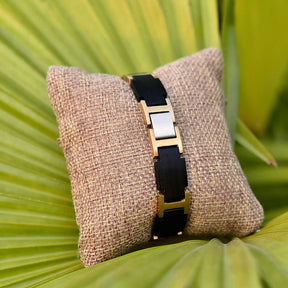 Mit einem Armband aus Holz liegst du voll im Trend