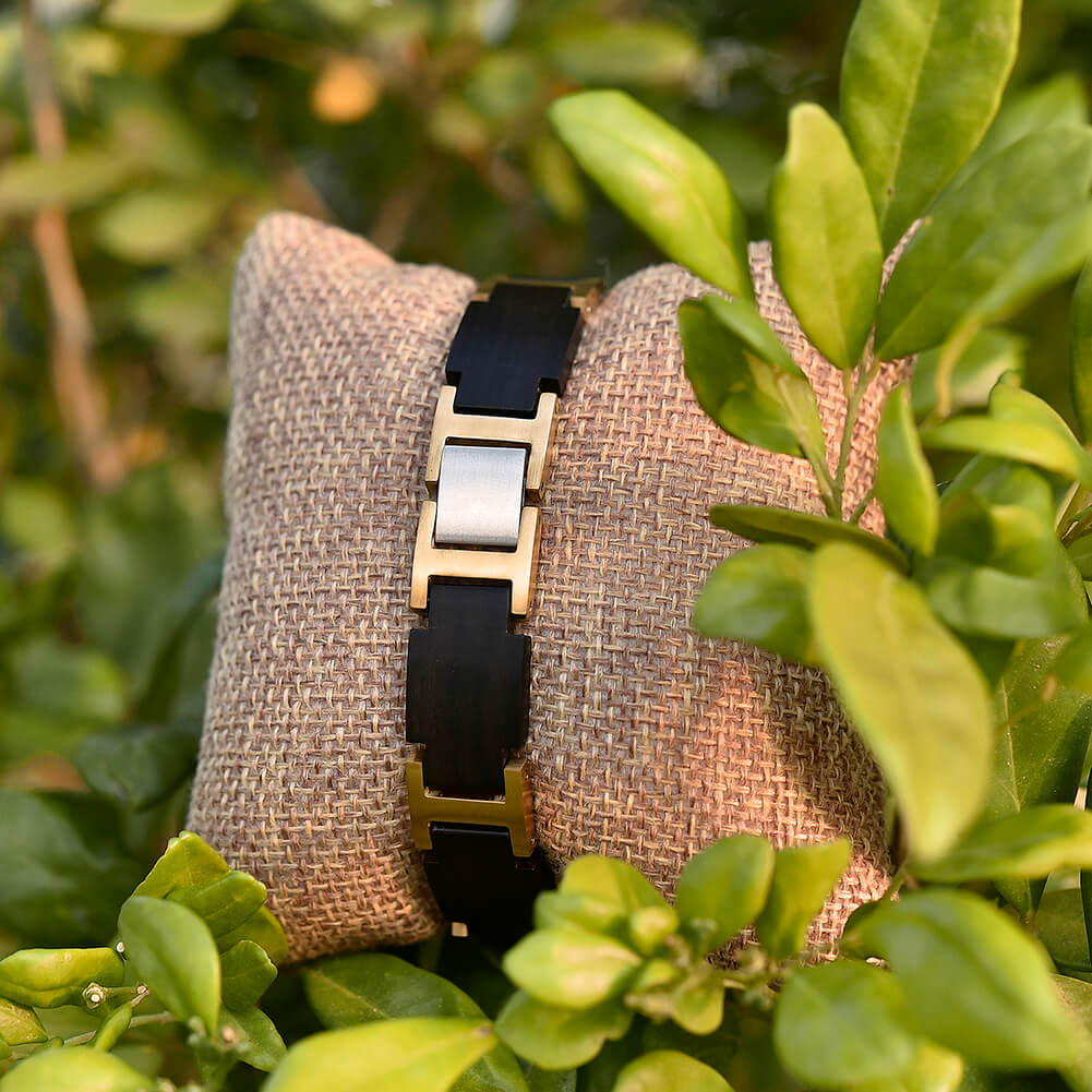 Hochwertiges afrikanisches Schwarzholz ist die Grundlage unseres Armbands "Exotica"