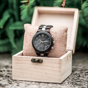 Die Wood o'clock Armbanduhr "Herbstnacht" kommt in einer schönen Holzbox zu dir