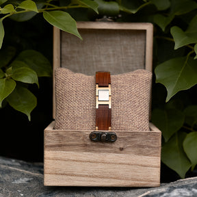 Dieses Armband aus Holz senden wir in einer tollen Holzbox zu dir