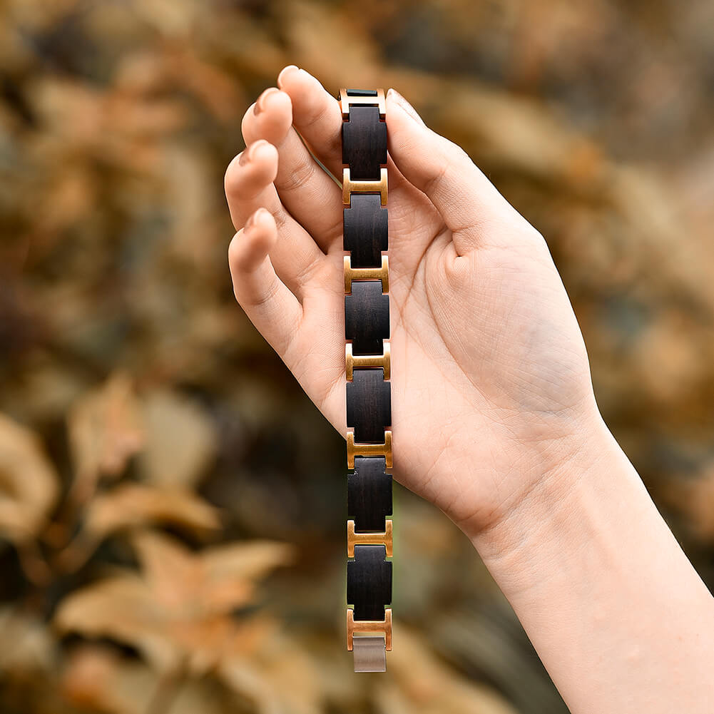 Das Kordellband des Armbands "Exotica" ist kinderleicht verstellbar