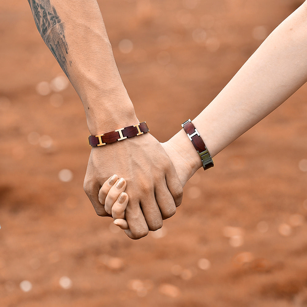 Unsere Armbänder aus Holz schmücken Damen sowie Herren