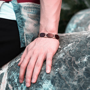 Das Armband "Summertime" aus Palisanderholz ist ein optisches Highlight an jedem Arm