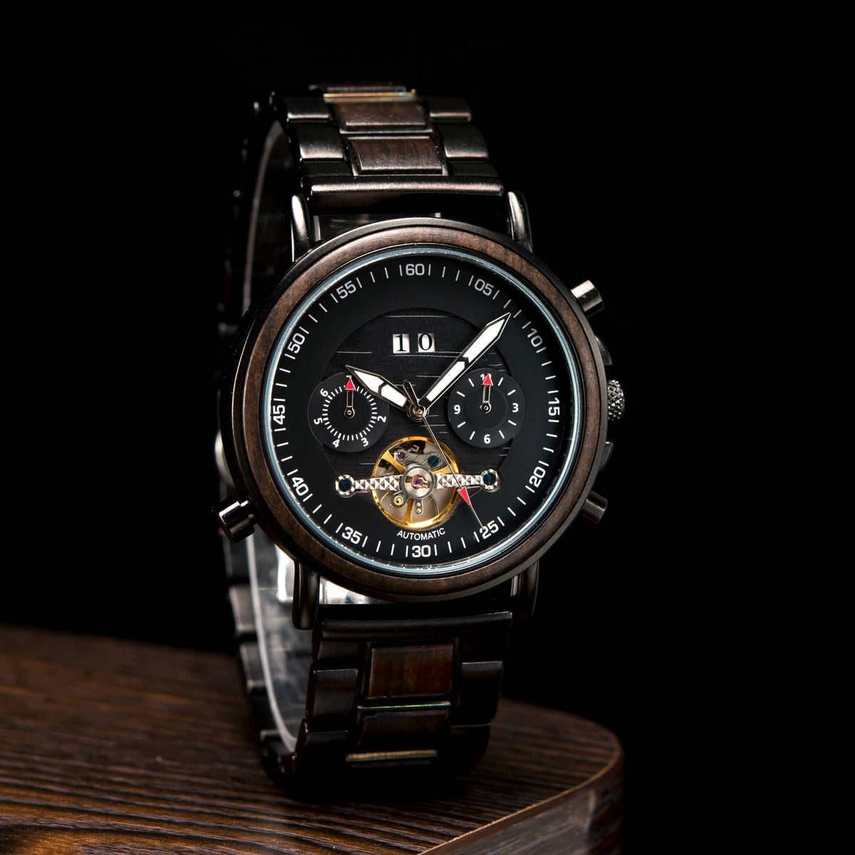 Wie der Name "Waldviertel" bereit erahnen lässt, dominieren bei dieser Armbanduhr dunkle Farben