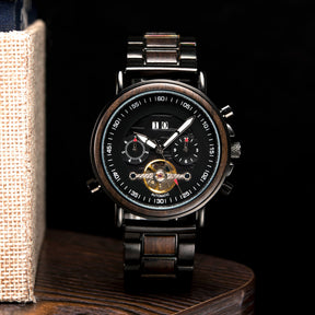 Ein dunkles und edles Design zeichnen die Armbanduhr "Waldviertel" aus