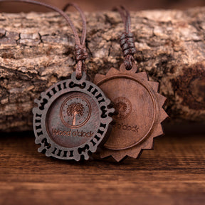Unsere Wood o'clock Halsketten werden handgefertigt aus Holz