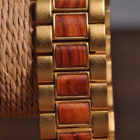 Auch das Armband unserer Uhr "Ahornwald" ist edel und ein echter Blickfang