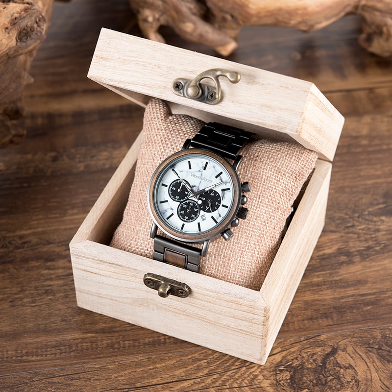 Unsere Holzarmbanduhr "Marmorndo" wird in einer schönen Holzbox zu dir geliefert