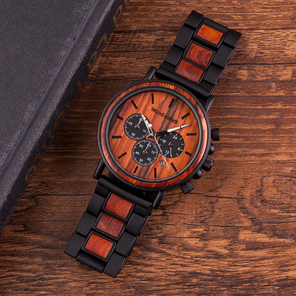Die rötlich-bräunliche Farbe des Kastanienholzes sind das Highlight dieser Armbanduhr