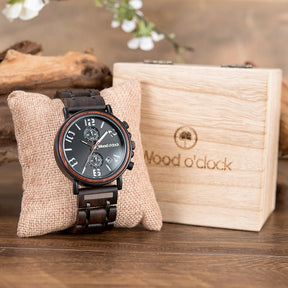 Unsere Armbanduhr "Black Ocean" wird in einer passenden Holzbox zu dir geliefert
