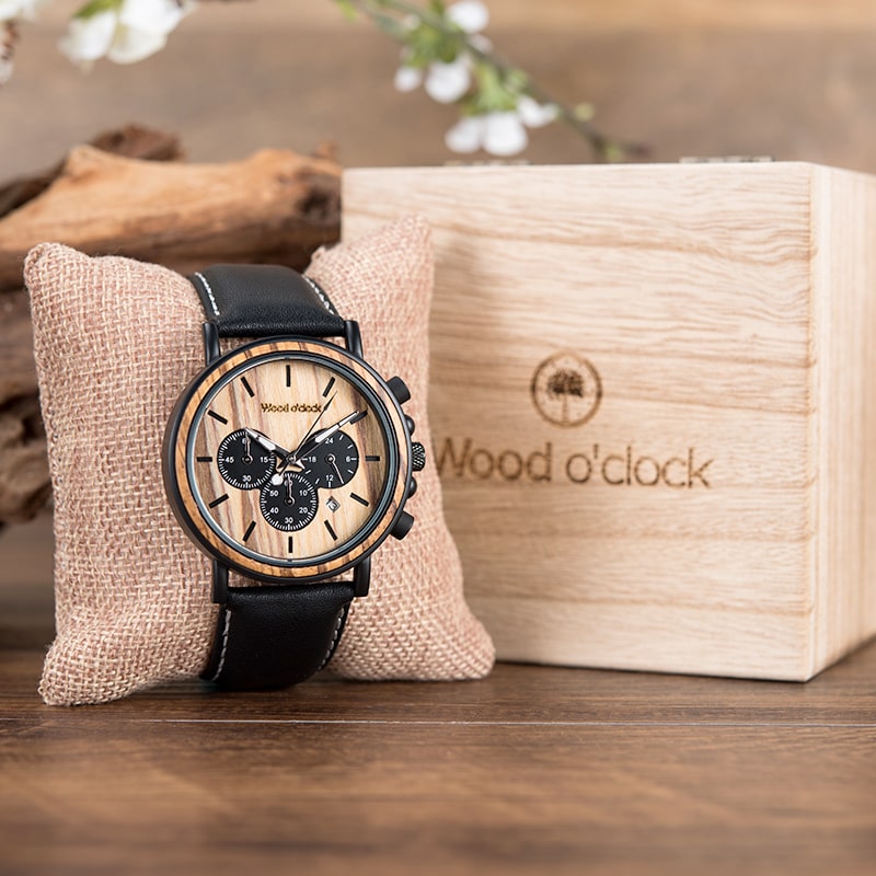 Unsere traumhafte Armbanduhr "Haselbraun" versenden wir in einer hochwertigen Box zu dir