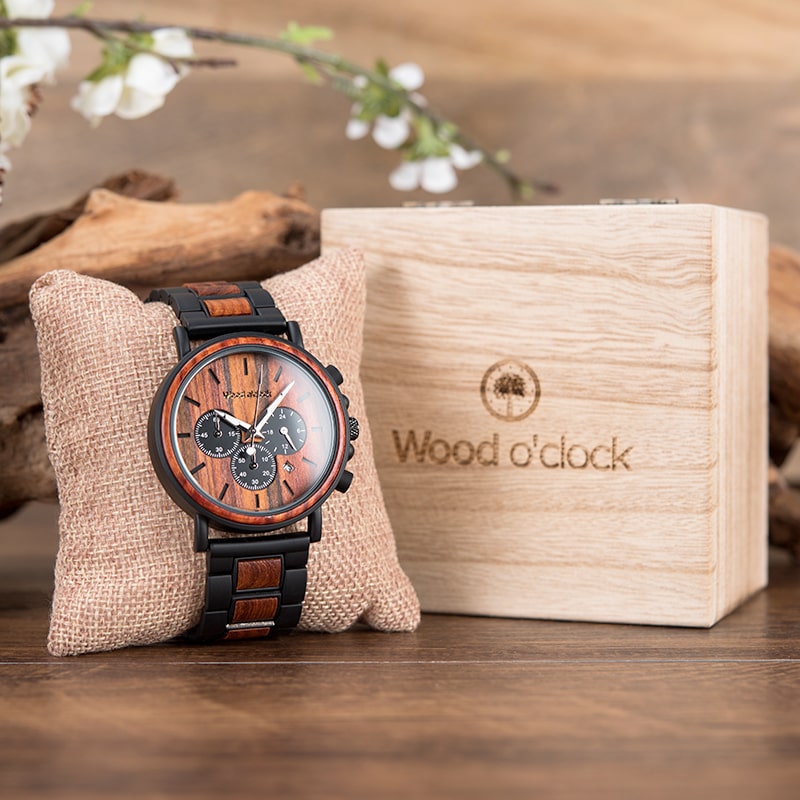 Die Armbanduhr "Kastanie" wird in einer hochwertigen Holzschatulle geliefert, welche auch als Aufbewahrungsort genutzt werden kann 