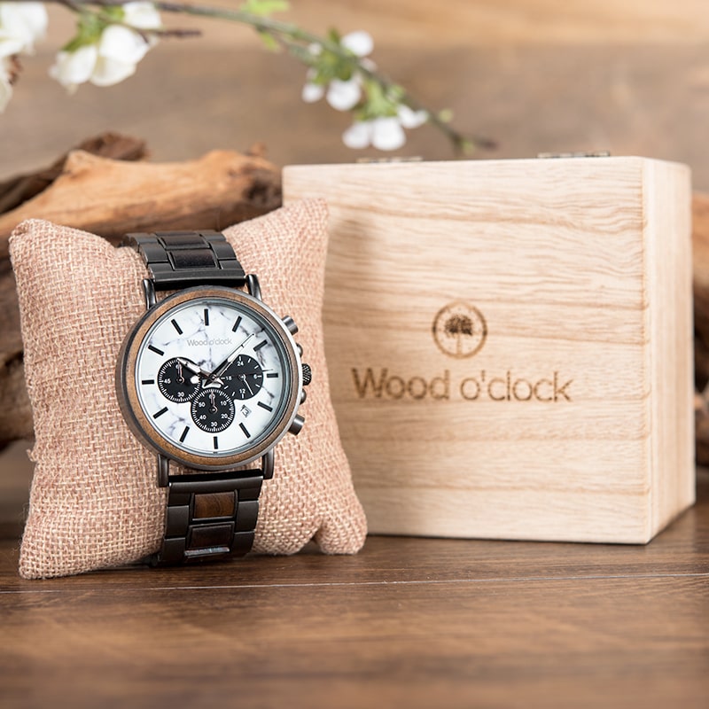 Die Armbanduhr "Marmorndo" wird in einer hochwertigen Holzbox zu dir geliefert