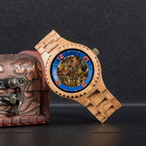 Ein kontrastreiches Design zeichnet die Armbanduhr "Forest" aus