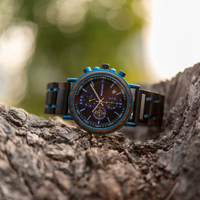 Saphir-beschichtetes Mineralglas und langlebiges Holz machen unsere Berggipfel Armbanduhr zu einem unserer Bestseller