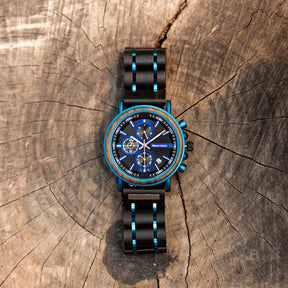 Ein eindrucksvolles Blau prägt das Design der Holzarmbanduhr Berggipfel