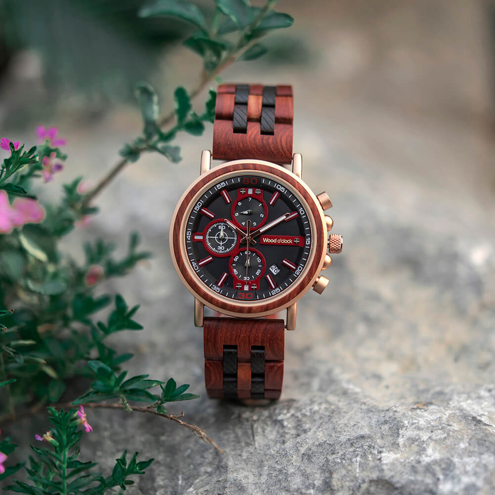 Palisanderholz macht diese Armbanduhr für Herren zu einem absoluten Eyecatcher