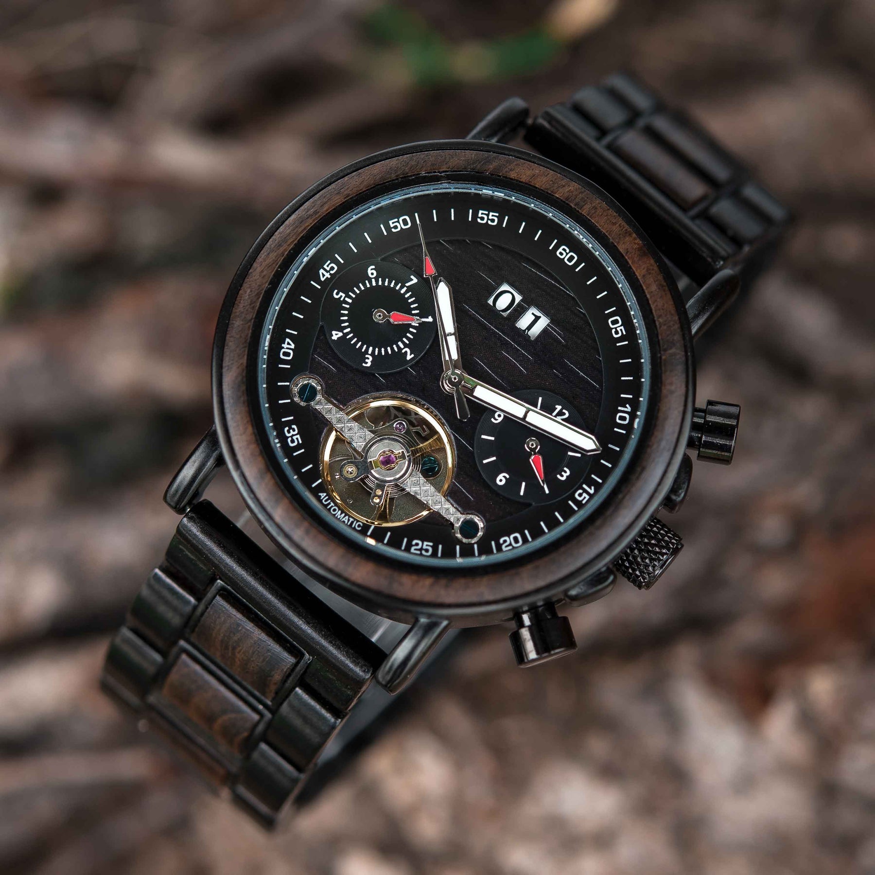 Die Armbanduhr "Waldviertel" besteht aus hochwertigem kratz-sicherem Glas und langlebigem Holz