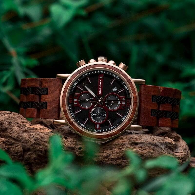 Das rötliche Braun unserer Armbanduhr "Palisander" ist ein optischer Hingucker