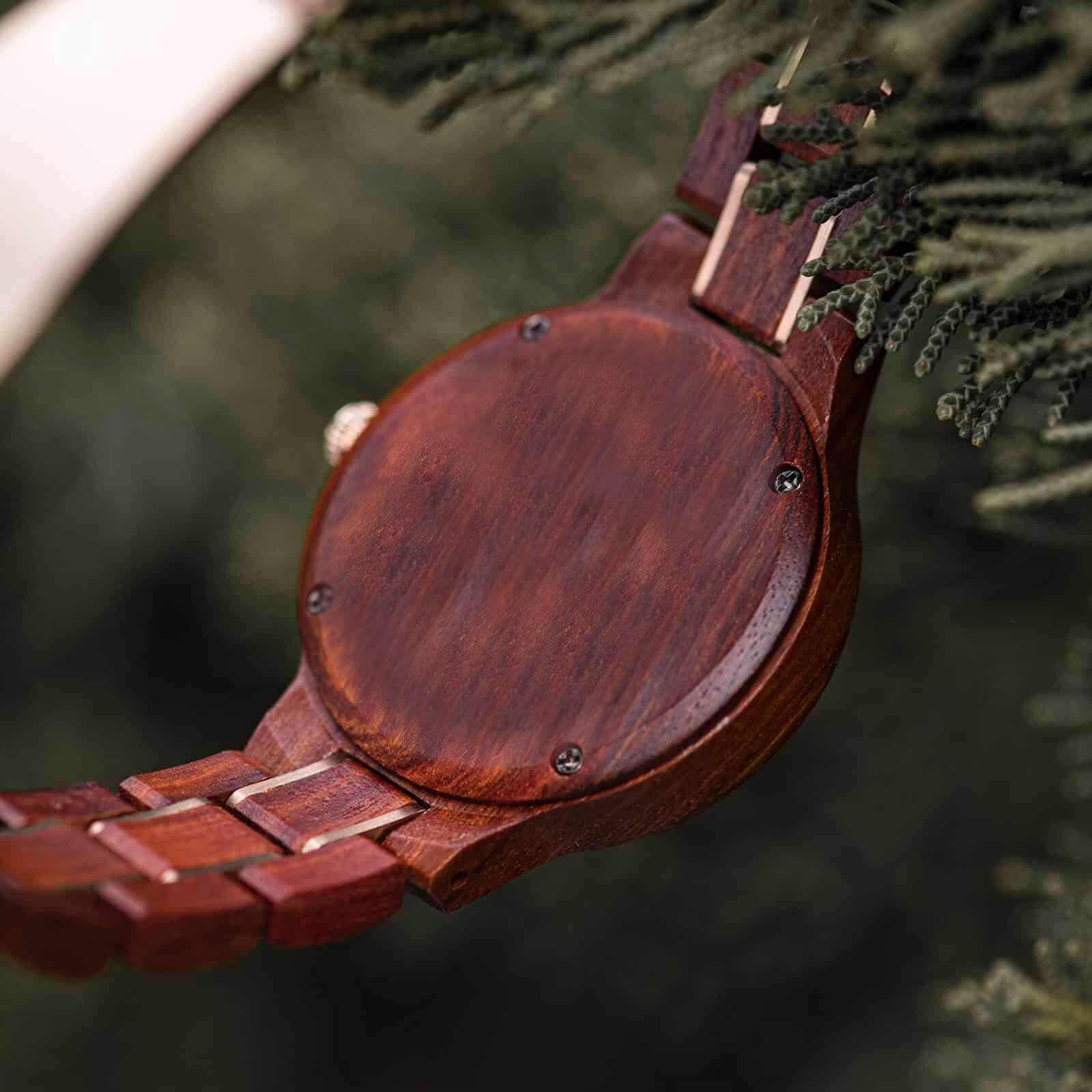 Eine hochwertige Verarbeitung aus edlem Holz zeichnet die Armbanduhr "Aphrodite" aus