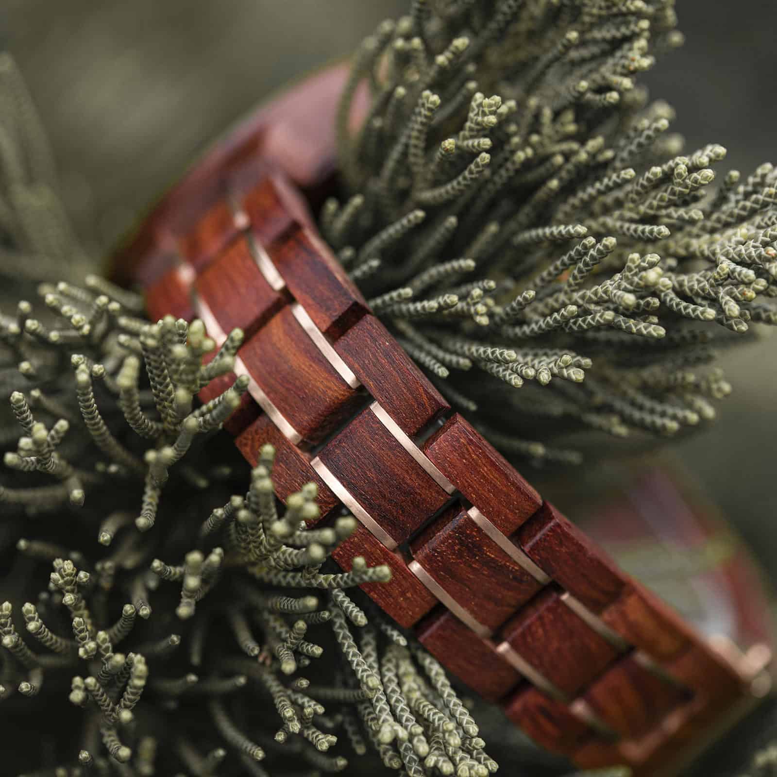 Auch das Armband unserer Holzuhr "Aphrodite" begeistert durch seine Optik