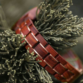 Auch das Armband unserer Holzuhr "Aphrodite" begeistert durch seine Optik