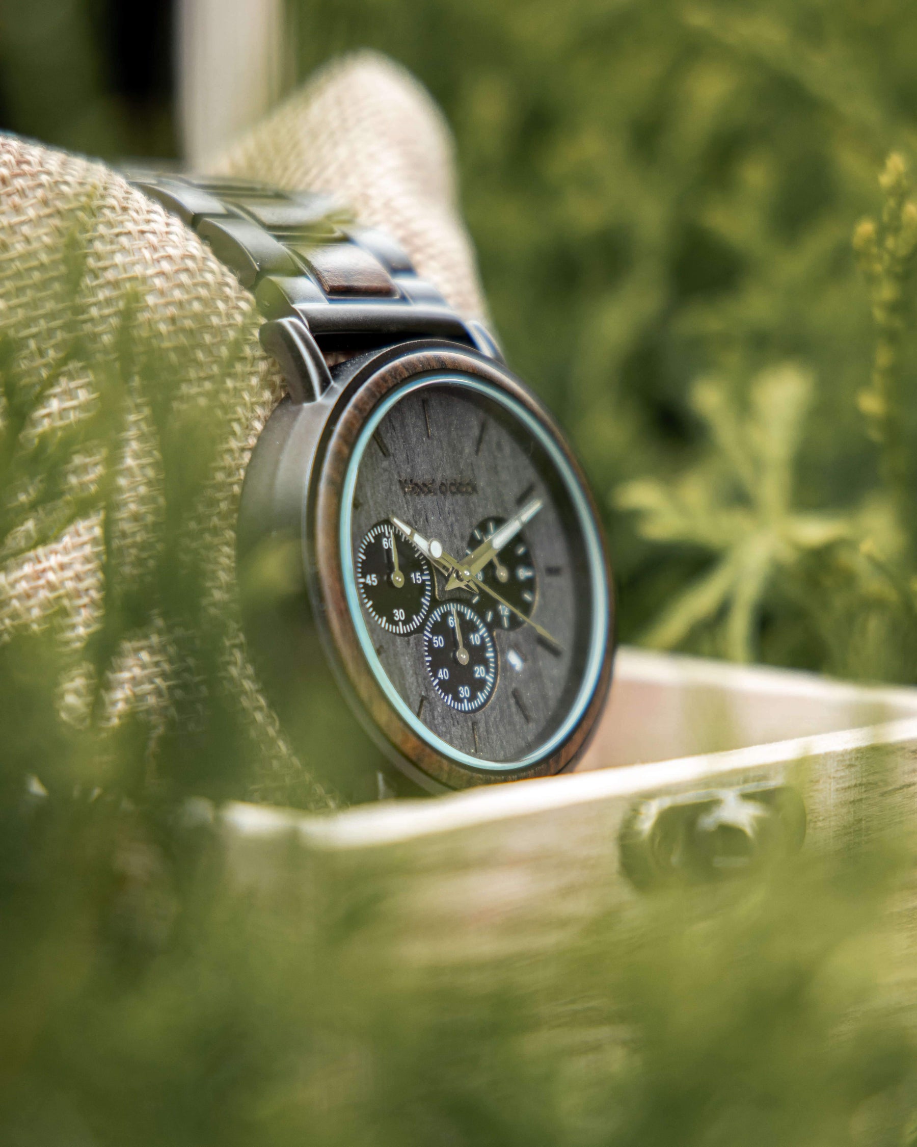 Die "Waldgebirge" ist eine edle Armbanduhr aus Holz für Herren