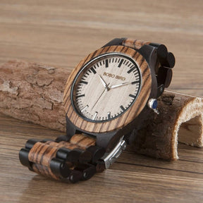 Die Armbanduhr "Zebrano" wird aus edlem und elegantem Zebranoholz gefertigt
